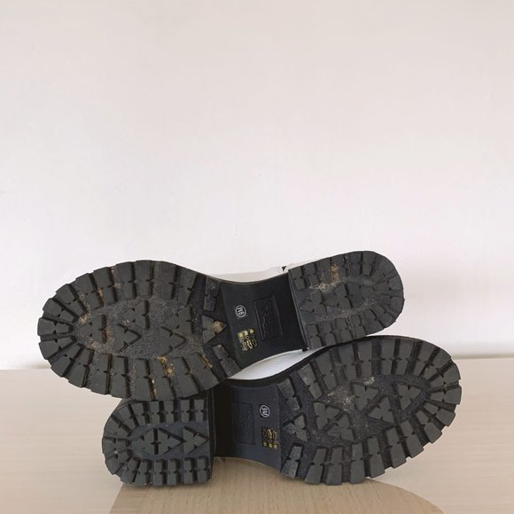 WHITE PATENT LEATHER ANKLE BOOTS - SIZE 9 - DIRTY LAUNDRY - Picture 10 of 10